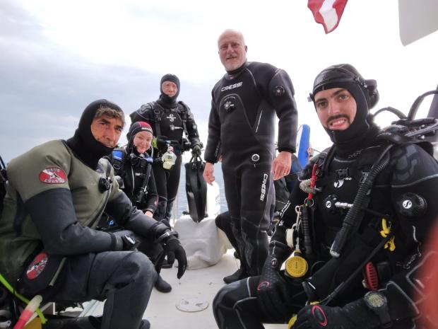 7 Perle A.S.D Team on boat