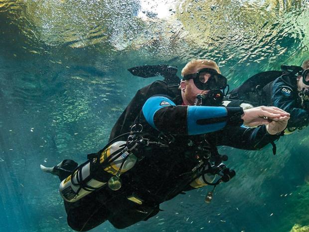 Divers with nitrox sidemounts